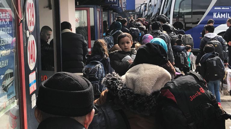 Беженцы из Сирии и других стран на автовокзале в Турции Беженцы из Сирии и других стран на автовокзале в Турции
