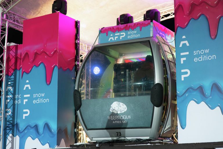 Кабинка подъемника с оборудованием на сцене фестиваля Alfa Future People Кабинка подъемника с оборудованием на сцене фестиваля Alfa Future People