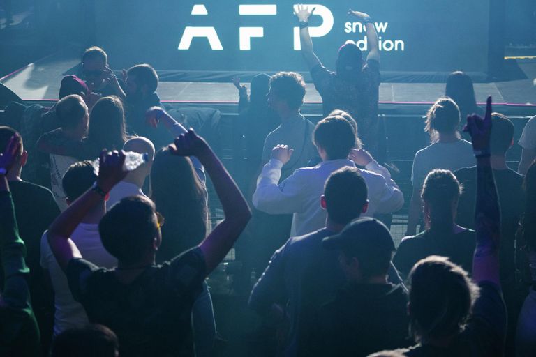 Гости фестиваля Alfa Future People танцуют у сцены Гости фестиваля Alfa Future People танцуют у сцены