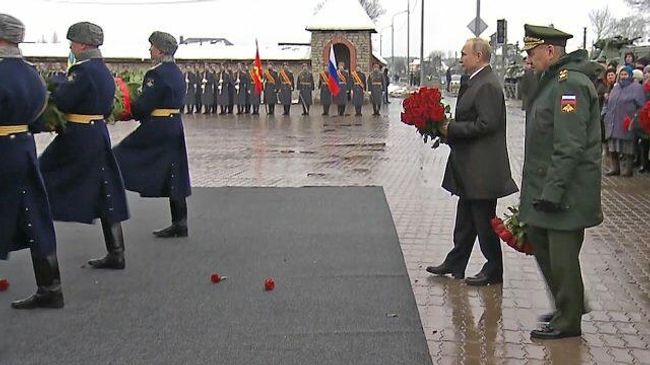 Путин возложил цветы к памятнику погибшим псковским десантникам Путин возложил цветы к памятнику погибшим псковским десантникам