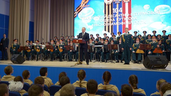 Президент РФ Владимир Путин выступает перед концертом памяти погибших воинов 6-й парашютно-десантной роты 104-го гвардейского десантно-штурмового полка 76-й воздушно-десантной дивизии Президент РФ Владимир Путин выступает перед концертом памяти погибших воинов 6-й парашютно-десантной роты 104-го гвардейского десантно-штурмового полка 76-й воздушно-десантной дивизии