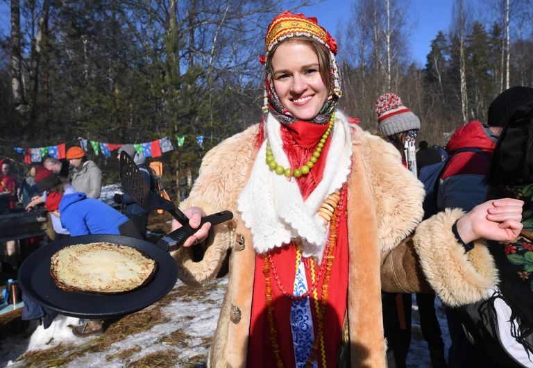 Участница народных гуляний во время празднования Бакшевской Масленицы в Московской области Участница народных гуляний во время празднования Бакшевской Масленицы в Московской области