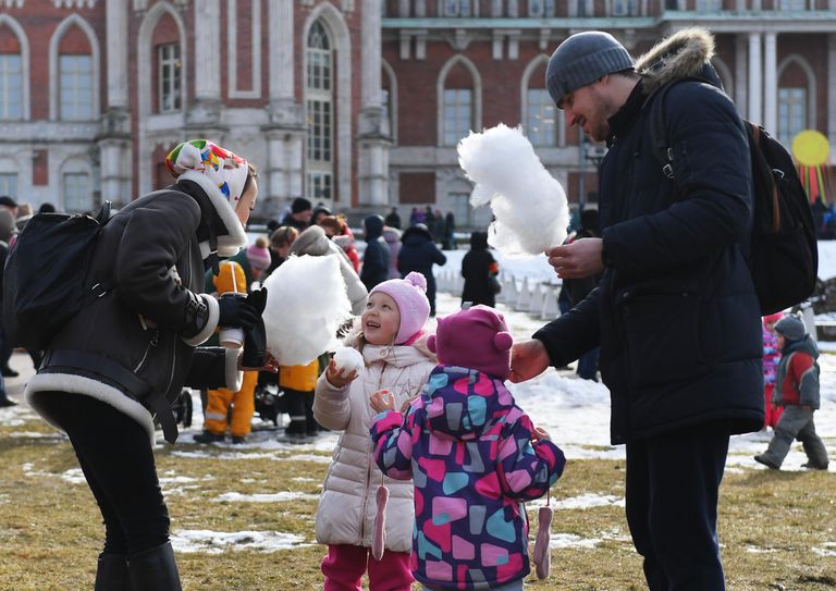 Участники праздничных гуляний в честь Широкой Масленицы в парке Царицыно в Москве Участники праздничных гуляний в честь Широкой Масленицы в парке Царицыно в Москве