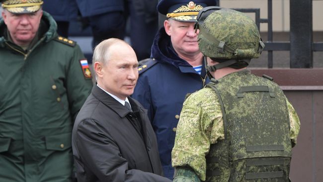 Верховный главнокомандующий, президент РФ Владимир Путин проводит смотр личного состава 104-го гвардейского десантно-штурмового ордена Кутузова Краснознаменного полка 76-й воздушно-десантной дивизии Верховный главнокомандующий, президент РФ Владимир Путин проводит смотр личного состава 104-го гвардейского десантно-штурмового ордена Кутузова Краснознаменного полка 76-й воздушно-десантной дивизии