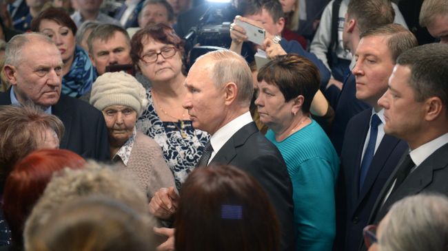 Верховный главнокомандующий, президент РФ Владимир Путин во время встречи с родственниками погибших военнослужащи Верховный главнокомандующий, президент РФ Владимир Путин во время встречи с родственниками погибших военнослужащи