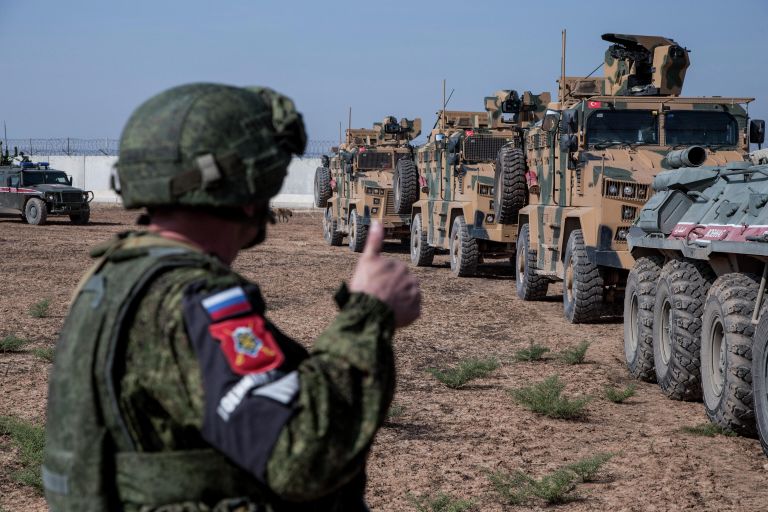 Турецкие и российские военные во время совместного патрулирования на северо-востоке Сирии Турецкие и российские военные во время совместного патрулирования на северо-востоке Сирии