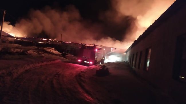 Сотрудники МЧС на месте пожара в селе Нижнийсикиязово Балтачевского района Республики Башкортостан Сотрудники МЧС на месте пожара в селе Нижнийсикиязово Балтачевского района Республики Башкортостан