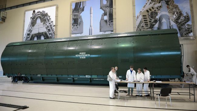 Сотрудники государственного космического научно-производственного центра имени М.В. Хруничева у транспортного контейнера с блоками ракеты Ангара А5 в одном из цехов предприятия в Москве Сотрудники государственного космического научно-производственного центра имени М.В. Хруничева у транспортного контейнера с блоками ракеты Ангара А5 в одном из цехов предприятия в Москве