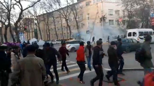 Кадры столкновения митингующих с милицией в Бишкеке Кадры столкновения митингующих с милицией в Бишкеке