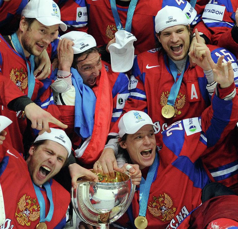 Игроки сборной России радуются победе в финальном матче чемпионата мира по хоккею 2012 