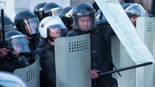 Сотрудники милиции Киргизии во время акции протеста оппозиции в Бишкеке Сотрудники милиции Киргизии во время акции протеста оппозиции в Бишкеке