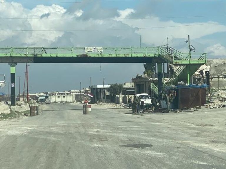 Блокпосты сирийской армии на трассе Дамаск-Алеппо (М5) в провинции Идлиб в Сирии