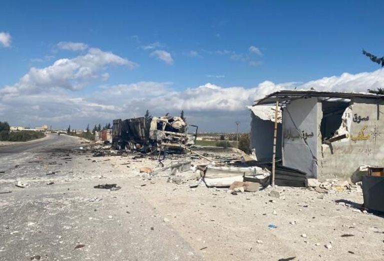 Разрушенная военная техника сирийской армии и дома в районе Саракеб провинции Идлиб в Сирии