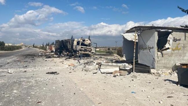 Разрушенная военная техника сирийской армии и дома в районе Саракеб провинции Идлиб в Сирии Разрушенная военная техника сирийской армии и дома в районе Саракеб провинции Идлиб в Сирии