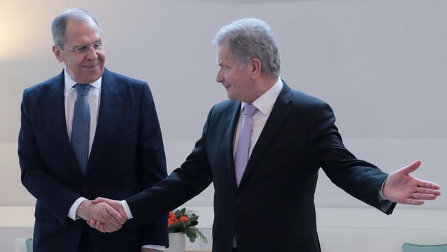 Министр иностранных дел РФ Сергей Лавров и президент Финляндии Саули Ниинистё во время встречи в Хельсинки Министр иностранных дел РФ Сергей Лавров и президент Финляндии Саули Ниинистё во время встречи в Хельсинки