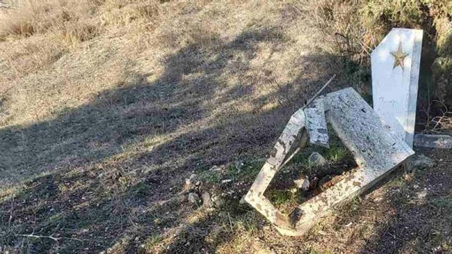 Разрушенная могила неизвестного солдата в районе поселка Сахарная головка под Севастополем Разрушенная могила неизвестного солдата в районе поселка Сахарная головка под Севастополем