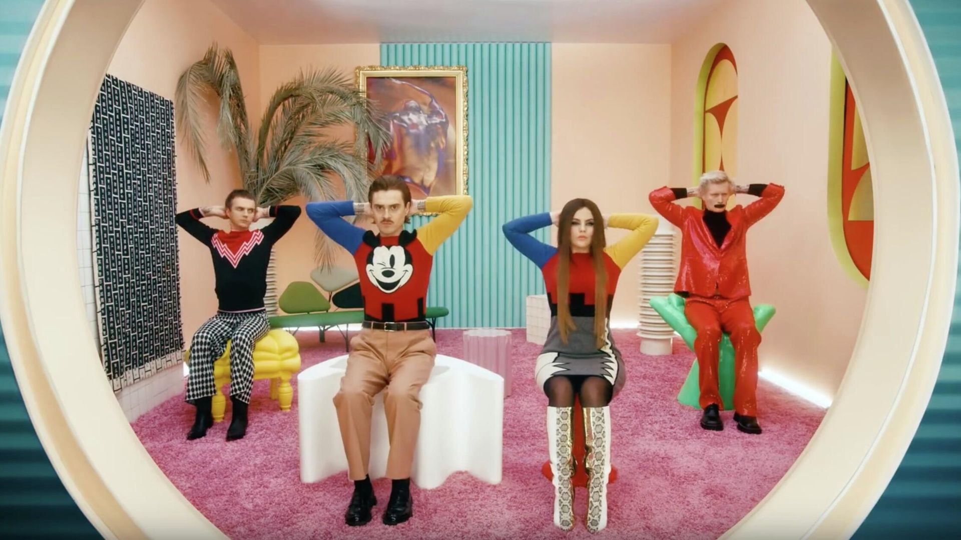 Стоп-кадр клипа на песню GO BANANAS группы LITTLE BIG Стоп-кадр клипа на песню GO BANANAS группы LITTLE BIG - РИА Новости, 1920, 05.10.2020