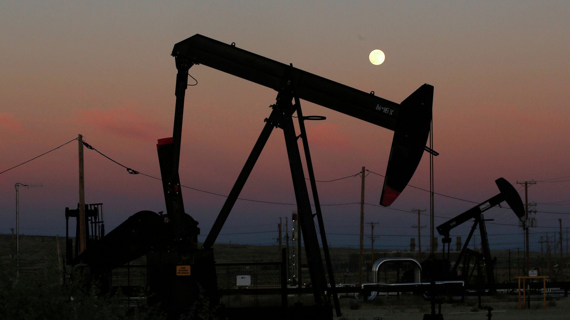 Нефтяные вышки в Маккитрике, штат Калифорния Нефтяные вышки в Маккитрике, штат Калифорния - РИА Новости, 1920, 02.12.2020
