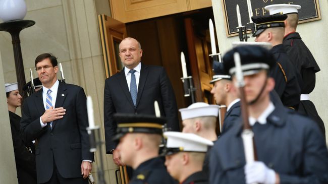 Министр обороны США Марк Эспер и министр обороны Эстонии Юри Луйк в Пентагоне в Вашингтоне. 3 марта 2020 Министр обороны США Марк Эспер и министр обороны Эстонии Юри Луйк в Пентагоне в Вашингтоне. 3 марта 2020
