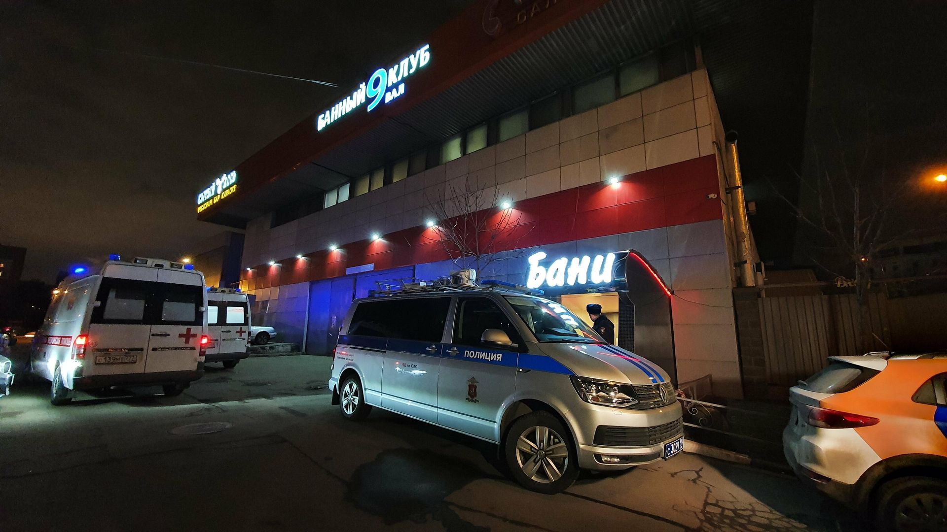 Сотрудники полиции и скорой помощи на месте происшествия в банном клубе на юге Москвы Сотрудники полиции и скорой помощи на месте происшествия в банном клубе на юге Москвы - РИА Новости, 1920, 02.04.2020