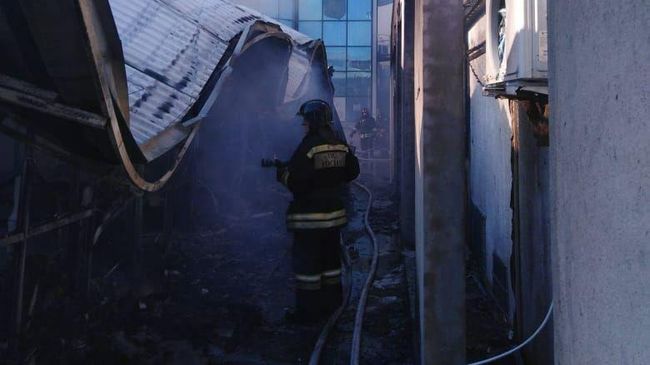 Сотрудники МЧС во время ликвидации пожара на рынке в Сочи. 4 марта 2020 Сотрудники МЧС во время ликвидации пожара на рынке в Сочи. 4 марта 2020