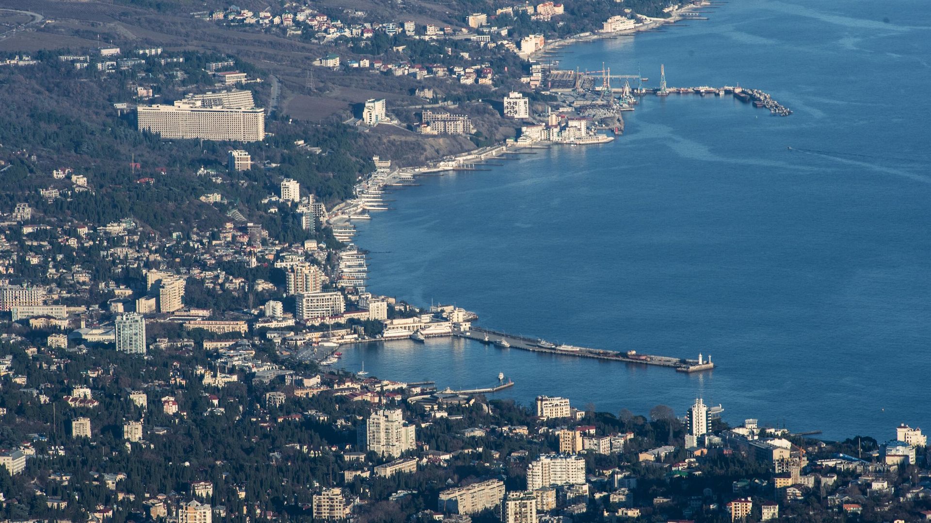 Вид на Ялту с горы Ай-Петри в Крыму Вид на Ялту с горы Ай-Петри в Крыму - РИА Новости, 1920, 23.04.2025