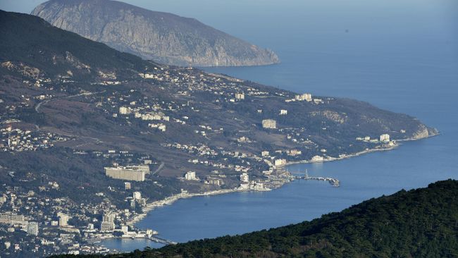 Вид на Ялту с горы Ай-Петри в Крыму Вид на Ялту с горы Ай-Петри в Крыму