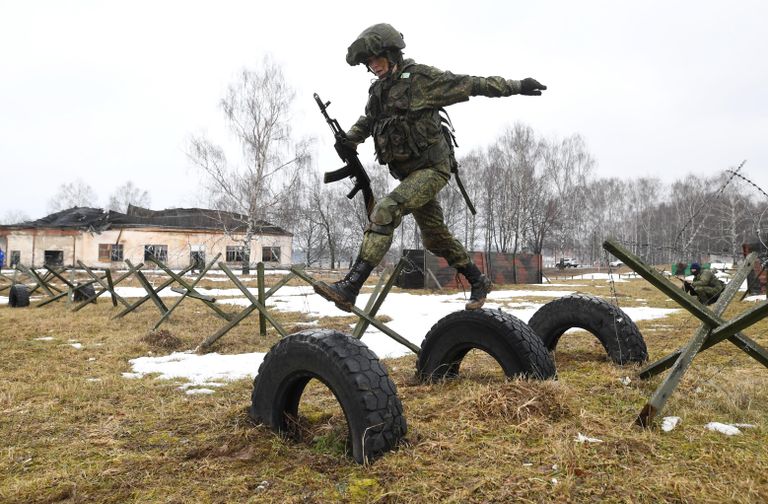 Участница конкурса красоты среди женщин-военнослужащих Ракетных войск стратегического назначения Макияж под камуфляж во время прохождения полосы препятствий на полигоне в Переславле-Залесском Участница конкурса красоты среди женщин-военнослужащих Ракетных войск стратегического назначения Макияж под камуфляж во время прохождения полосы препятствий на полигоне в Переславле-Залесском