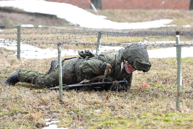 Участница конкурса красоты среди женщин-военнослужащих Ракетных войск стратегического назначения Макияж под камуфляж во время прохождения полосы препятствий на полигоне в Переславле-Залесском Участница конкурса красоты среди женщин-военнослужащих Ракетных войск стратегического назначения Макияж под камуфляж во время прохождения полосы препятствий на полигоне в Переславле-Залесском