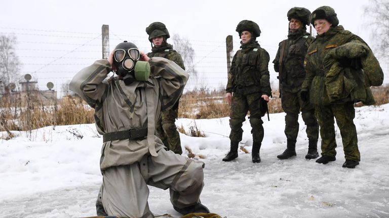 Участницы конкурса красоты среди женщин-военнослужащих Ракетных войск стратегического назначения Макияж под камуфляж во время прохождения полосы препятствий на полигоне в Переславле-Залесском Участницы конкурса красоты среди женщин-военнослужащих Ракетных войск стратегического назначения Макияж под камуфляж во время прохождения полосы препятствий на полигоне в Переславле-Залесском