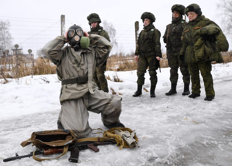 Участницы конкурса красоты среди женщин-военнослужащих Ракетных войск стратегического назначения Макияж под камуфляж во время прохождения полосы препятствий на полигоне в Переславле-Залесском Участницы конкурса красоты среди женщин-военнослужащих Ракетных войск стратегического назначения Макияж под камуфляж во время прохождения полосы препятствий на полигоне в Переславле-Залесском