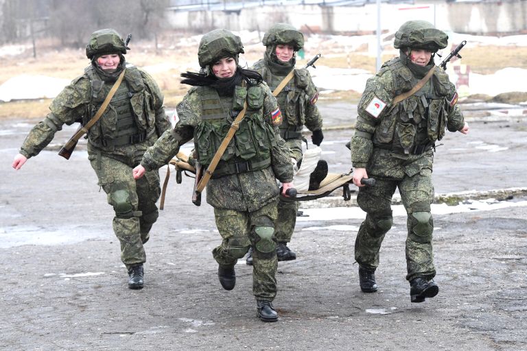 Участницы конкурса красоты среди женщин-военнослужащих Ракетных войск стратегического назначения Макияж под камуфляж во время прохождения полосы препятствий на полигоне в Переславле-Залесском Участницы конкурса красоты среди женщин-военнослужащих Ракетных войск стратегического назначения Макияж под камуфляж во время прохождения полосы препятствий на полигоне в Переславле-Залесском