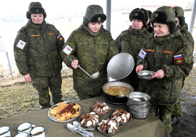 Участницы конкурса красоты среди женщин-военнослужащих Ракетных войск стратегического назначения после окончания конкурса Макияж под камуфляж в Переславле-Залесском Участницы конкурса красоты среди женщин-военнослужащих Ракетных войск стратегического назначения после окончания конкурса Макияж под камуфляж в Переславле-Залесском