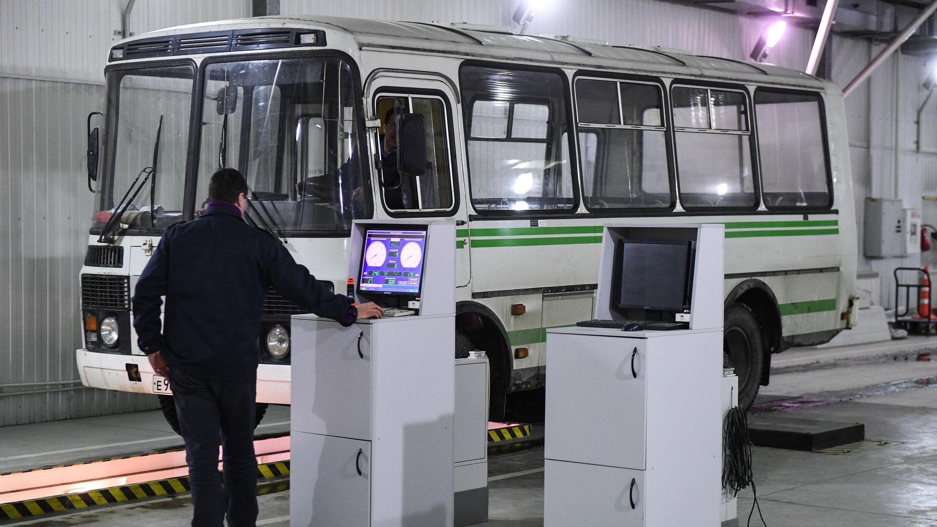Технический эксперт проводит осмотр автобуса Технический эксперт проводит осмотр автобуса - РИА Новости, 1920, 11.06.2026