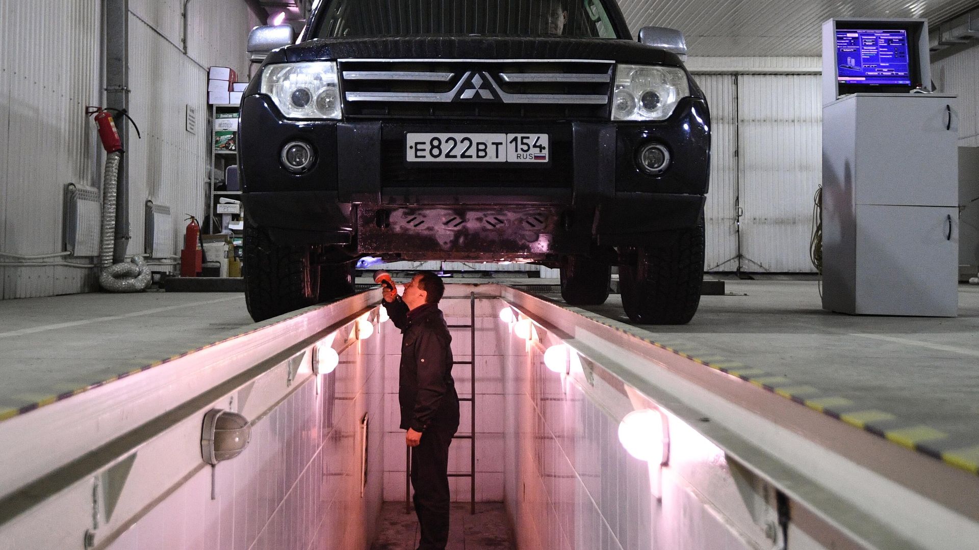 Технический эксперт проводит осмотр автомобиля на пункте техосмотра в Новосибирске - РИА Новости, 1920, 26.02.2025