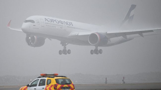 Самолет Airbus A350-900 авиакомпании Аэрофлот идет на посадку в международном аэропорту Шереметьево