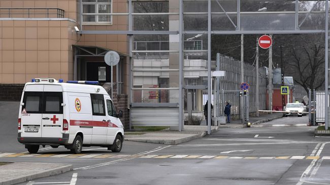 Машина скорой помощи у въезда на территорию Городской клинической инфекционной больницы имени С. П. Боткина Машина скорой помощи у въезда на территорию Городской клинической инфекционной больницы имени С. П. Боткина