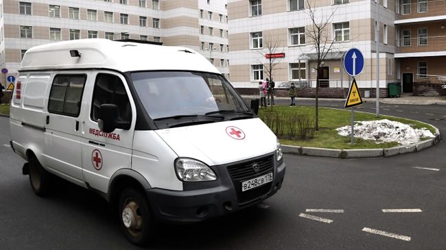 Машина скорой помощи на территории Городской клинической инфекционной больницы имени С. П. Боткина Машина скорой помощи на территории Городской клинической инфекционной больницы имени С. П. Боткина