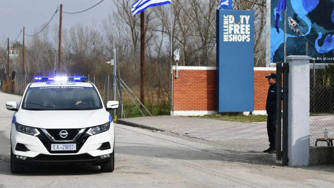Автомобиль полиции у контрольно-пропускного пункта на границе Греции и Турции в районе поселка Кастанеэ Автомобиль полиции у контрольно-пропускного пункта на границе Греции и Турции в районе поселка Кастанеэ