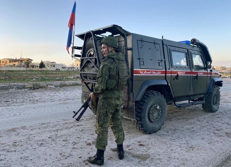 Патруль российской военной полиции в районе освобожденного от боевиков города Саракеб в провинции Идлиб Патруль российской военной полиции в районе освобожденного от боевиков города Саракеб в провинции Идлиб