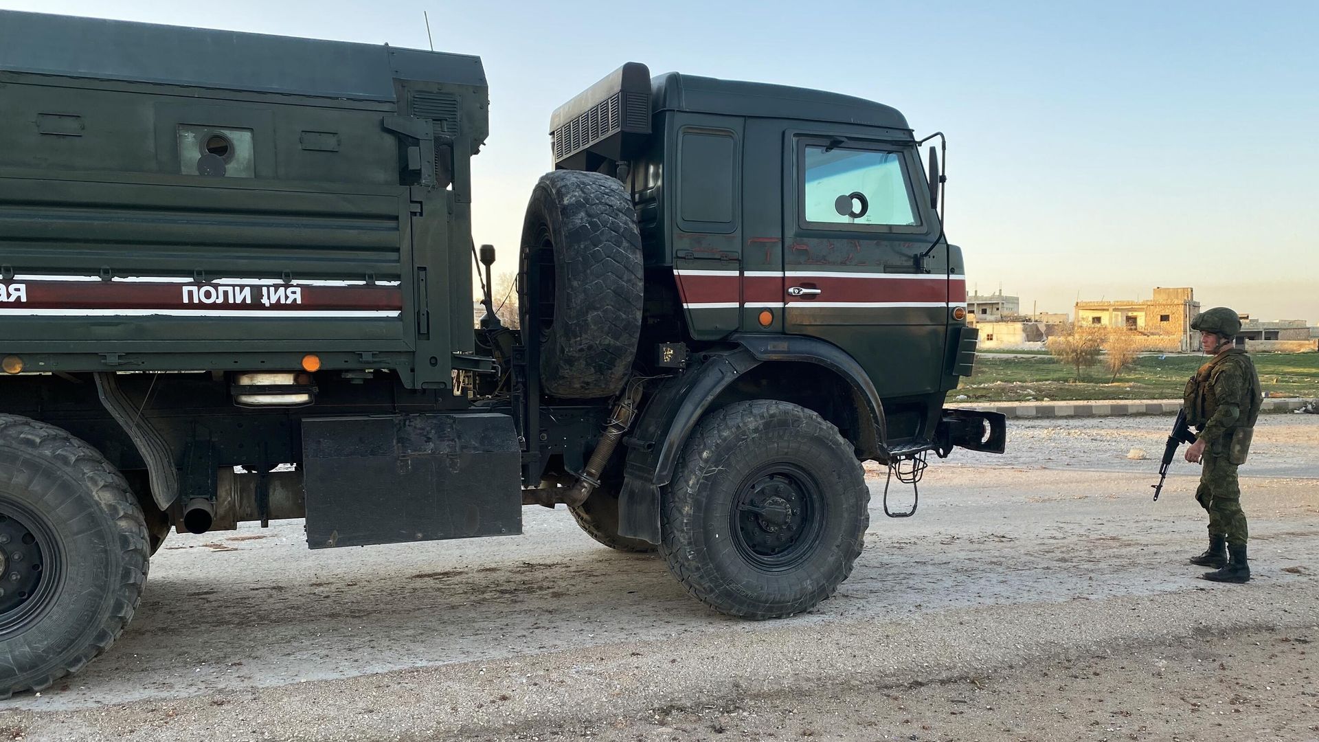 Патруль российской военной полиции в районе освобожденного от боевиков города Саракеб в провинции Идлиб Патруль российской военной полиции в районе освобожденного от боевиков города Саракеб в провинции Идлиб - РИА Новости, 1920, 13.05.2021