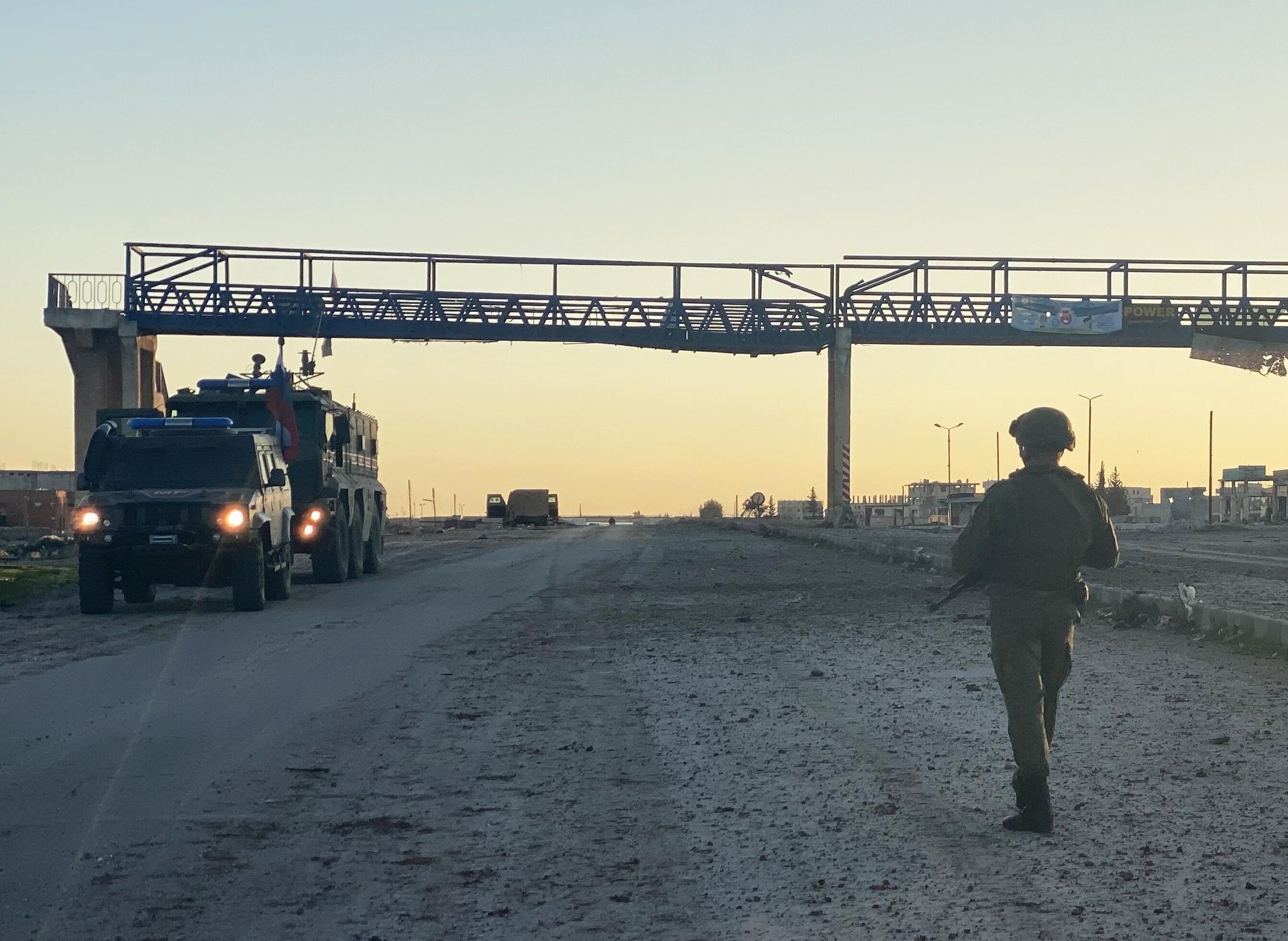 Патруль российской военной полиции в районе освобожденного от боевиков города Саракеб в провинции Идлиб Патруль российской военной полиции в районе освобожденного от боевиков города Саракеб в провинции Идлиб - РИА Новости, 1920, 07.06.2021