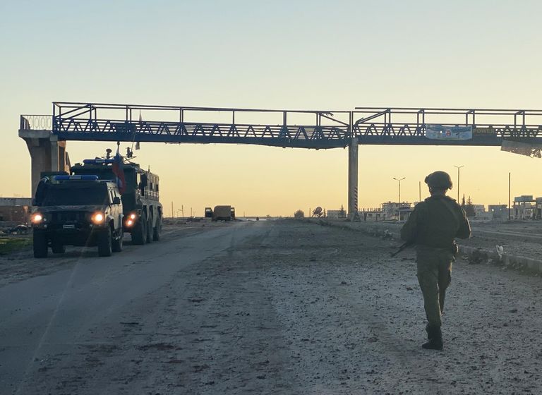 Патруль российской военной полиции в районе освобожденного от боевиков города Саракеб в провинции Идлиб