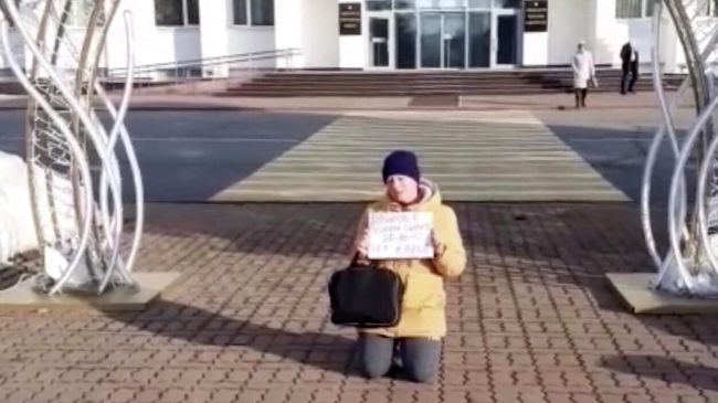 Наталья Зырянова у Дома Республики Наталья Зырянова у Дома Республики