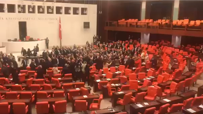Потасовка в турецком парламенте 04.03.2020 Потасовка в турецком парламенте 04.03.2020