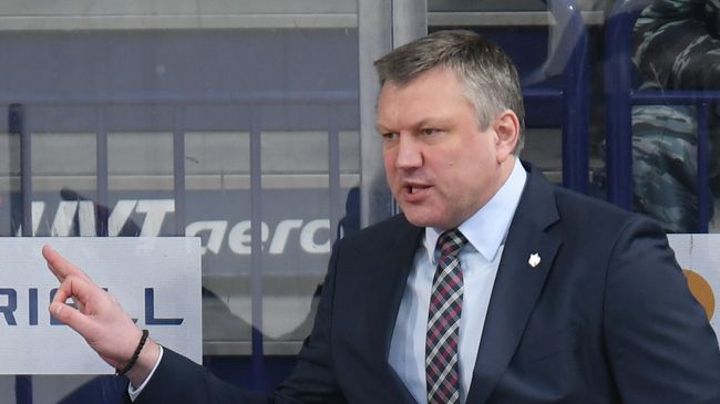 Главный тренер ХК Нефтехимик Вячеслав Буцаев
