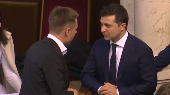 Зеленский отказался пожать руку депутату Рады Зеленский отказался пожать руку депутату Рады