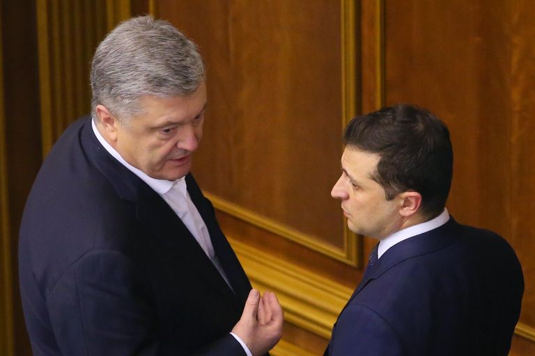 Президент Украины Владимир Зеленский и экс-президент Украины, депутат Верховной рады Украины Петр Порошенко на внеочередном заседании Верховной рады Украины в Киеве Президент Украины Владимир Зеленский и экс-президент Украины, депутат Верховной рады Украины Петр Порошенко на внеочередном заседании Верховной рады Украины в Киеве