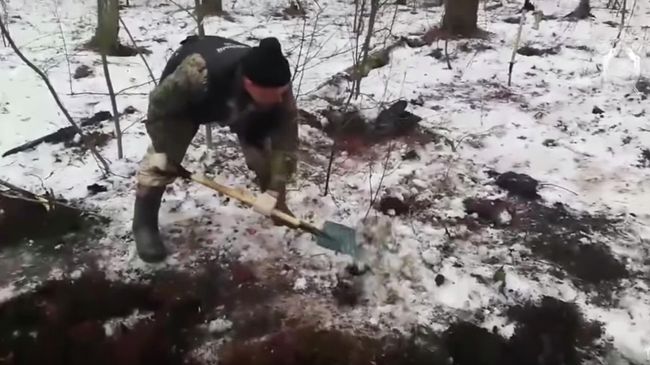 Кадр из видео с места обнаружения тела по Рязанью, предположительно Екатерины Левченко, знакомой фигурантов дела Сети Кадр из видео с места обнаружения тела по Рязанью, предположительно Екатерины Левченко, знакомой фигурантов дела Сети