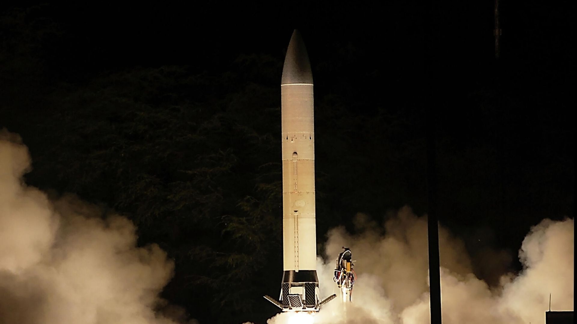 Первый запуск прототипа перспективного гиперзвукового оружия (Advanced Hypersonic Weapon ) на полигоне в США Первый запуск прототипа перспективного гиперзвукового оружия (Advanced Hypersonic Weapon ) на полигоне в США - РИА Новости, 1920, 05.04.2022